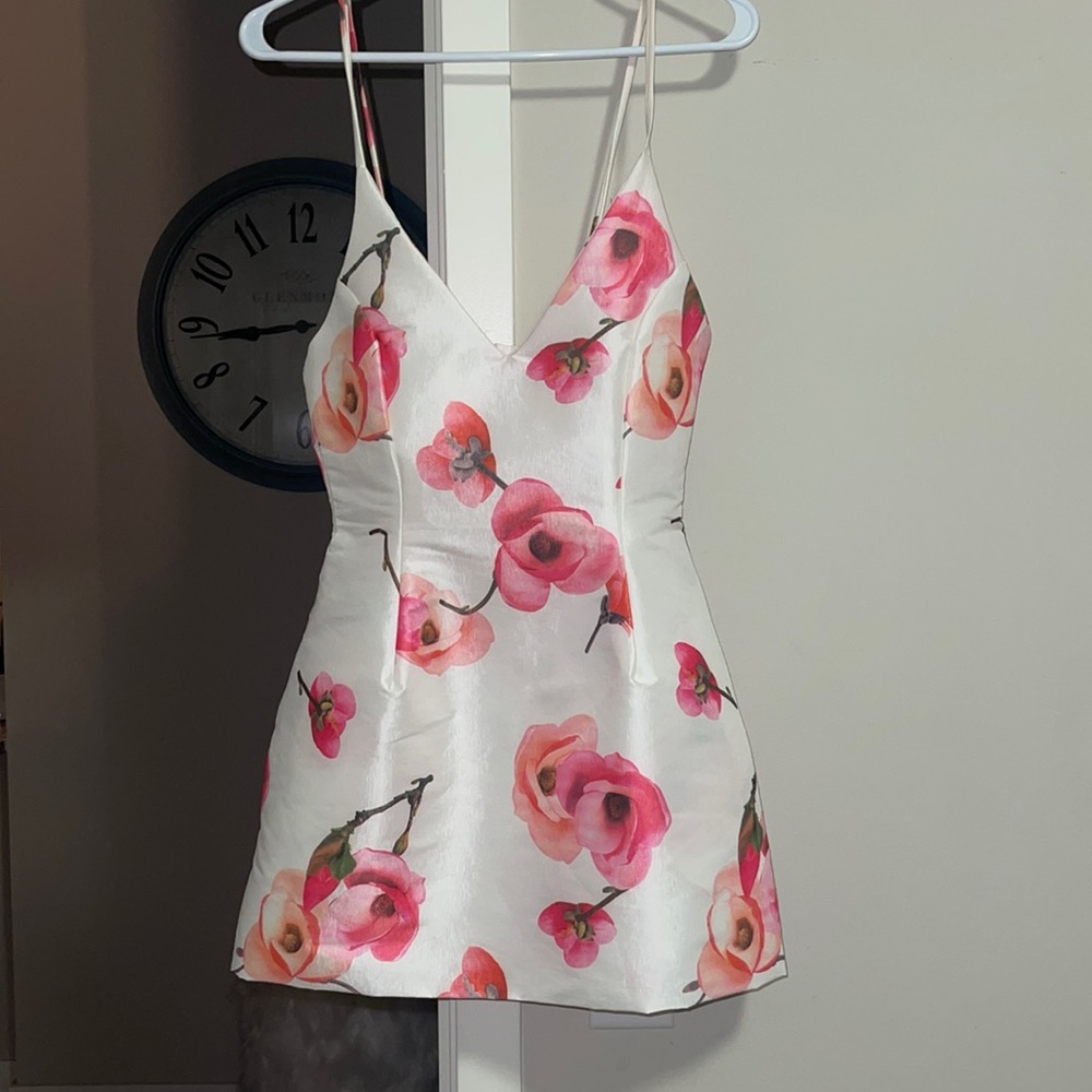 AKIRA- M. Snatched at waist then flows out can also fit a size small